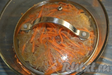 Хорошо перемешать фунчозу с мидиями, прижать крышкой или тарелочкой. Поставить салат в холодильник на 4-5 часов (можно на ночь), затем можно подавать к столу.
