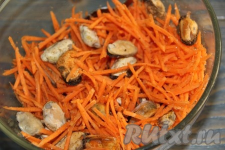 Хорошо перемешать фунчозу с мидиями.
