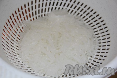 По истечении времени фунчозу откинуть на дуршлаг и промыть холодной водой.
