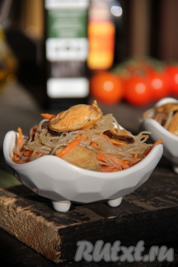 Рецепт приготовления фунчозы с мидиями очень простой. А закуска, хорошо промариновавшись, получается наивкуснейшей.