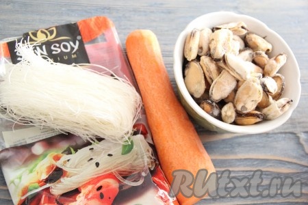 Подготовить продукты для приготовления фунчозы с мидиями. Морковь очистить.
