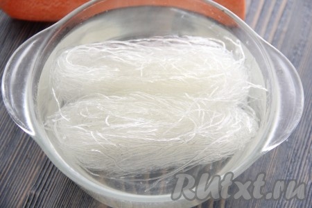 Залить фунчозу кипящей водой и оставить на 5-7 минут.
