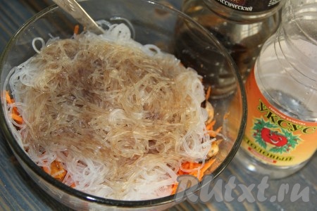 Затем добавить фунчозу, влить оливковое масло, соевый соус и уксус.
