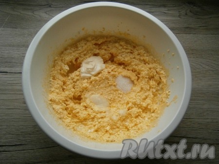 Желтково-масляную смесь взбить миксером, затем добавить ванильный сахар, майонез и соду, гашеную лимонным соком.
