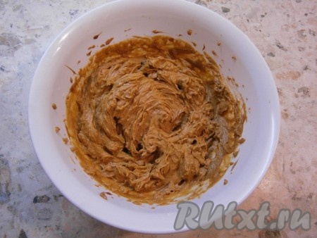 В готовый крем влить немного коньяка, еще раз взбить.