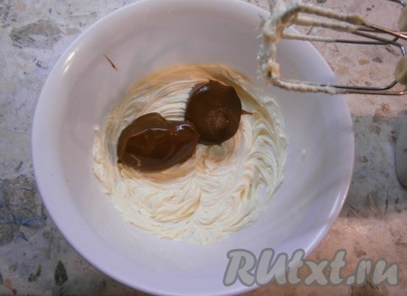 Таким же образом испечь и два остальных коржа. Приготовить крем: взбить миксером размягченное сливочное масло до пышности, добавить частями, продолжая взбивать, вареную сгущенку.