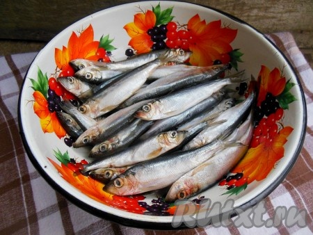 Рыбу полностью разморозьте, промойте под проточной водой, выложите на дуршлаг, чтобы стекла вода.
