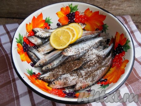 Переложите салаку в глубокую миску, добавьте соль по вкусу и черный молотый перец (я использую свежемолотый), 2-3 колечка лимона, выжав из них сок, перемешайте.
