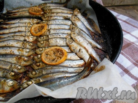 Запекайте салаку в заранее разогретой духовке при температуре 170-180 градусов 25-30 минут. Если хотите чтобы рыбка больше зарумянилась, увеличьте время приготовления.
