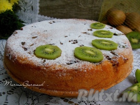 Нежную, ароматную и очень вкусную шарлотку с киви, по желанию, посыпьте сверху сахарной пудрой и подавайте с чаем либо кофе. Не менее вкусен этот пирог и на следующий день.
