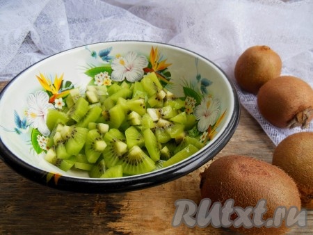 Нарежьте киви на небольшие кусочки.