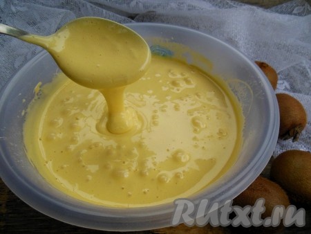 Готовое тесто будет легко стекать с ложки (как на фото) и напоминать домашнюю сметану средней густоты.
