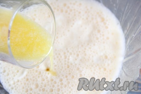 Для приготовления теста соединить яйца, кефир, соль, сахар и соду, взбить венчиком до однородного состояния. Масло растопить, остудить и влить в жидкую массу.