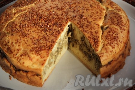 Готовый сытный, вкусный заливной пирог с печенью слегка остудить, достать из формы и нарезать на кусочки.