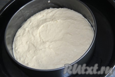 Разъёмную форму смазать сливочным маслом и выложить половину теста в форму.