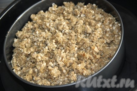 Затем выложить начинку и аккуратно разровнять.

