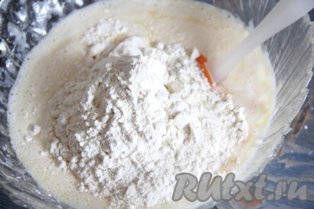 Всыпать муку и разрыхлитель. 
