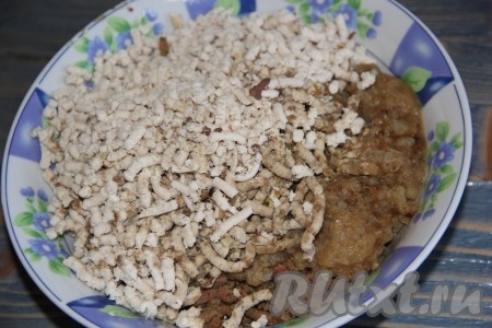 Печень, грудку и лук пропустить через мясорубку, посолить и поперчить по вкусу, хорошо перемешать начинку для заливного пирога.
