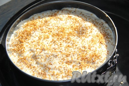 Выложить поверх начинки оставшееся тесто, посыпать кунжутом. Пирог отправить в разогретую духовку и выпекать, примерно, 50 минут при температуре 190 градусов. В процессе выпечки пирог покроется красивой золотистой корочкой.