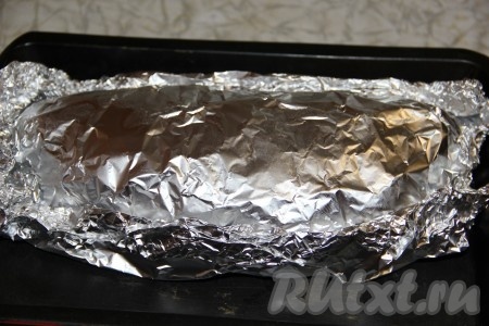 Мясной рулет тщательно завернуть в фольгу и отправить в духовку на 1 -1.5 часа при температуре 180 градусов.