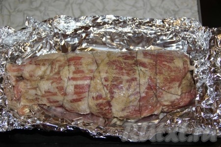 Перед приготовлением свернуть мясо в рулет и обмотать нитками. 