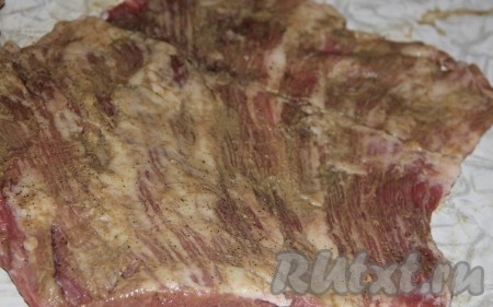 Мясо намазать горчицей и всеми остальными специями. Оставить на ночь в холодильнике. 