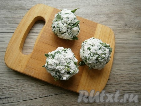 Из творожной массы сформировать 3 колобка.
