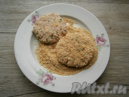 Мокрыми руками сформировать средней величины котлеты, обвалять их в сухарях.
