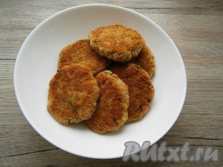 Обжаренные котлеты сложить в подходящую для микроволновки посуду и довести их до готовности в течение 3 минут при мощности 750 Ватт. Также можно довести рыбные котлеты до готовности в течение 10 минут в разогретой духовке при температуре 180 градусов.
