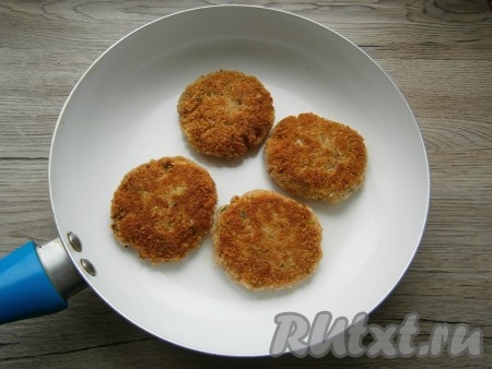 Жарить котлеты на разогретом растительном масле на среднем огне до румяного цвета с обеих сторон.
