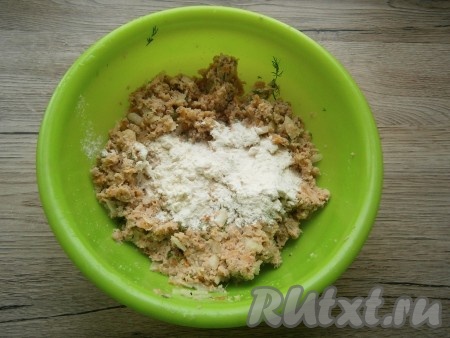 Фарш тщательно перемешать, всыпать немного муки, снова перемешать.
