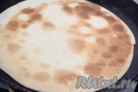 Сковороду смазать растительным маслом и очень хорошо разогреть. Затем налить на сковороду половник блинного теста, равномерно распределяя его по дну сковородки. Жарить блинчик на среднем огне с двух сторон до золотистого цвета. Затем переложить на тарелку. Периодически перемешивая тесто, постепенно пожарить все блины, складывая их аппетитной горкой на тарелку. Так как масло добавлено в блинное тесто, то сковороду после жарки первого блина я больше не смазывала. Но тут всё зависит от качества покрытия вашей блинной сковороды.