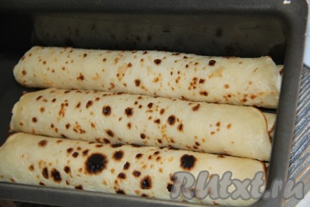 Блины с начинкой выложить в форму для хлеба (или любую другую подходящую форму). У меня получилось 9 блинов с грибами, я их выложила в три слоя.