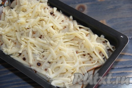 Посыпать сверху 50 граммами сыра, натёртого на крупной тёрке. Поставить блины с грибами в разогретую духовку и запекать при температуре 180 градусов, примерно, 25-30 минут.