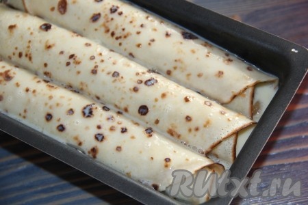 Вылить заливку поверх блинов.