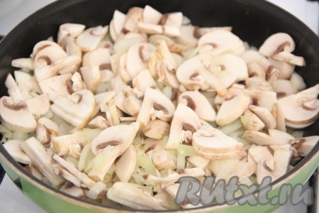 Шампиньоны промыть водой, а потом нарезать на пластинки. Добавить грибы в сковороду к луку, перемешать. В начинке я использовала свежие шампиньоны, но их можно заменить на любые грибы. Если готовите со свежими лесными грибами, тогда их нужно предварительно перебрать, почистить, отварить в течение 25-30 минут, а уже затем обжаривать.
