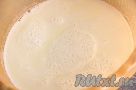 Для приготовления блинного теста соединить яйца, сахар и соль в объёмной миске. Слегка взбить яйца венчиком, после этого влить молоко и перемешать.