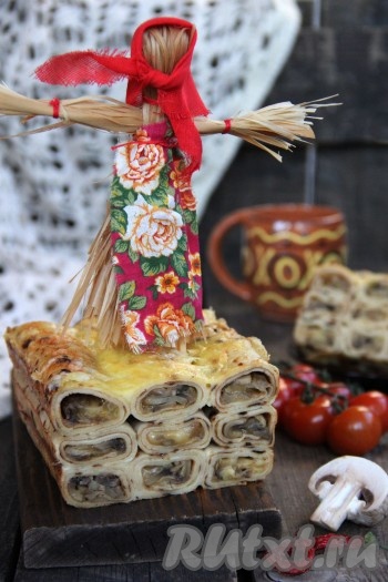 Готовое блюдо достать из духовки, слегка остудить, извлечь из формы и нарезать на порционные кусочки. Очень вкусные и нежные блины с грибами под сырной корочкой съедаются очень быстро. Посмотрите, какие красивые эти блины в разрезе!