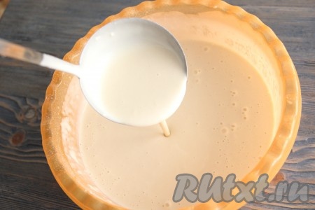 Частями добавляя оставшуюся муку и тщательно вмешивая её венчиком, замесить негустое, однородное блинное тесто. Замешивая тесто, нужно ориентироваться не на указанное количество муки, а на густоту замешиваемого теста. В конце замеса добавить растительное масло и ещё раз перемешать. Оставить тесто на 10 минут. Перед выпечкой первого блина обязательно перемешать постоявшее тесто.