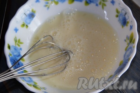 Для приготовления заливки нужно соединить яйца и молоко, взбить венчиком до однородности.