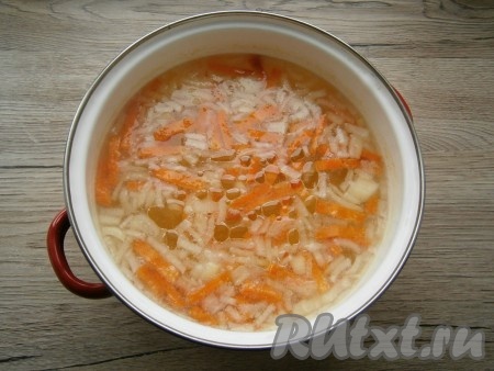 Влить прямо в кастрюлю ложечку рафинированного растительного масла.
