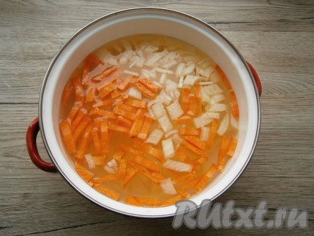 В кастрюлю с нарезанными овощами налить воду и поставить на огонь, довести до кипения, убрать пену, посолить по вкусу, уменьшить огонь.
