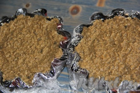 Затем выложить оставшуюся печёночную массу. Накрыть формы свисающими краями пищевой плёнки и убрать в холодильник на 5 часов.
