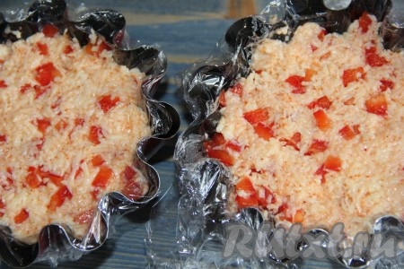 Затем выложить начинку из сыра.