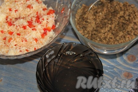 Набухший желатин прогреть на среднем огне, помешивая, до полного растворения, но не кипятить. Половину желатина влить в печёночную массу, а вторую половину - в сырную начинку. Тщательно перемешать.