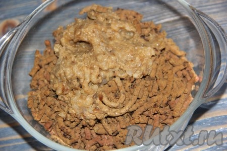 Пропустить вареную свиную печень и обжаренный лук через мясорубку, посолить и тщательно перемешать.
