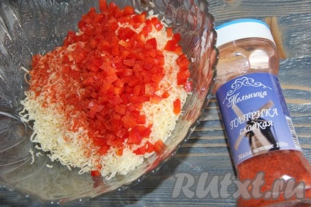 Соединить натертый сыр и нарезанный перец. Я добавила пару щепоток паприки. Тщательно перемешать начинку.
