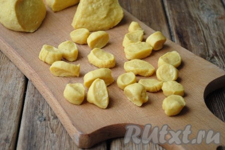 Каждую часть раскатать в жгут, примерно, 1,5 см в диаметре. Затем нарезать на небольшие кусочки (как на фото).
