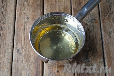 Для приготовления сиропа в небольшую кастрюлю или сотейник налить воду, добавить сахар и мёд. Отправить на огонь и довести до кипения. Затем уваривать сироп на медленном огне 5 минут.&nbsp;
