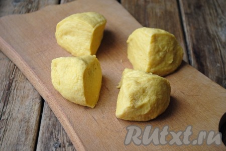 Разделить тесто на 4-6 частей. 